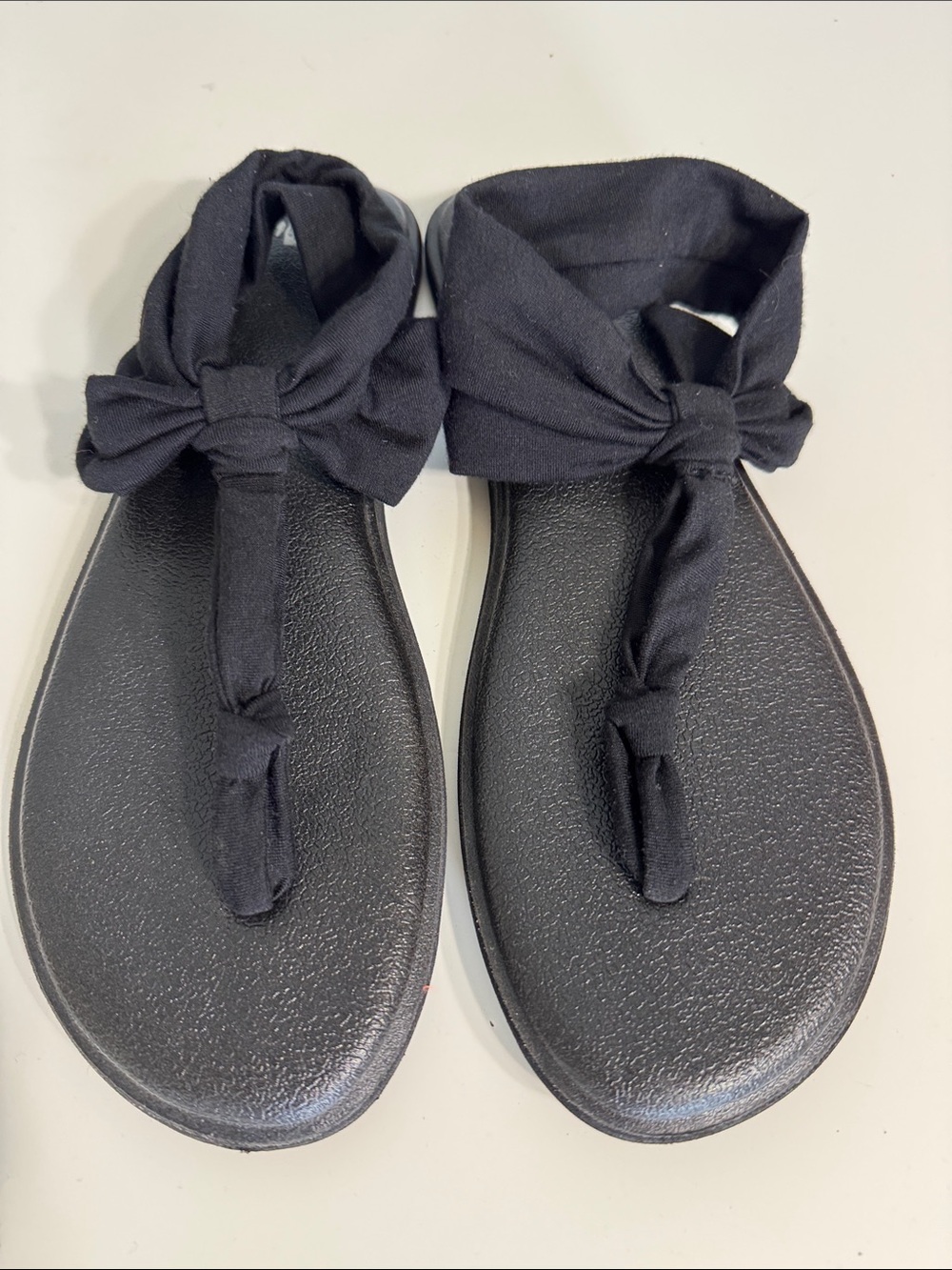 Sanuk Black Fabric Knot Toe-Loop Sandals